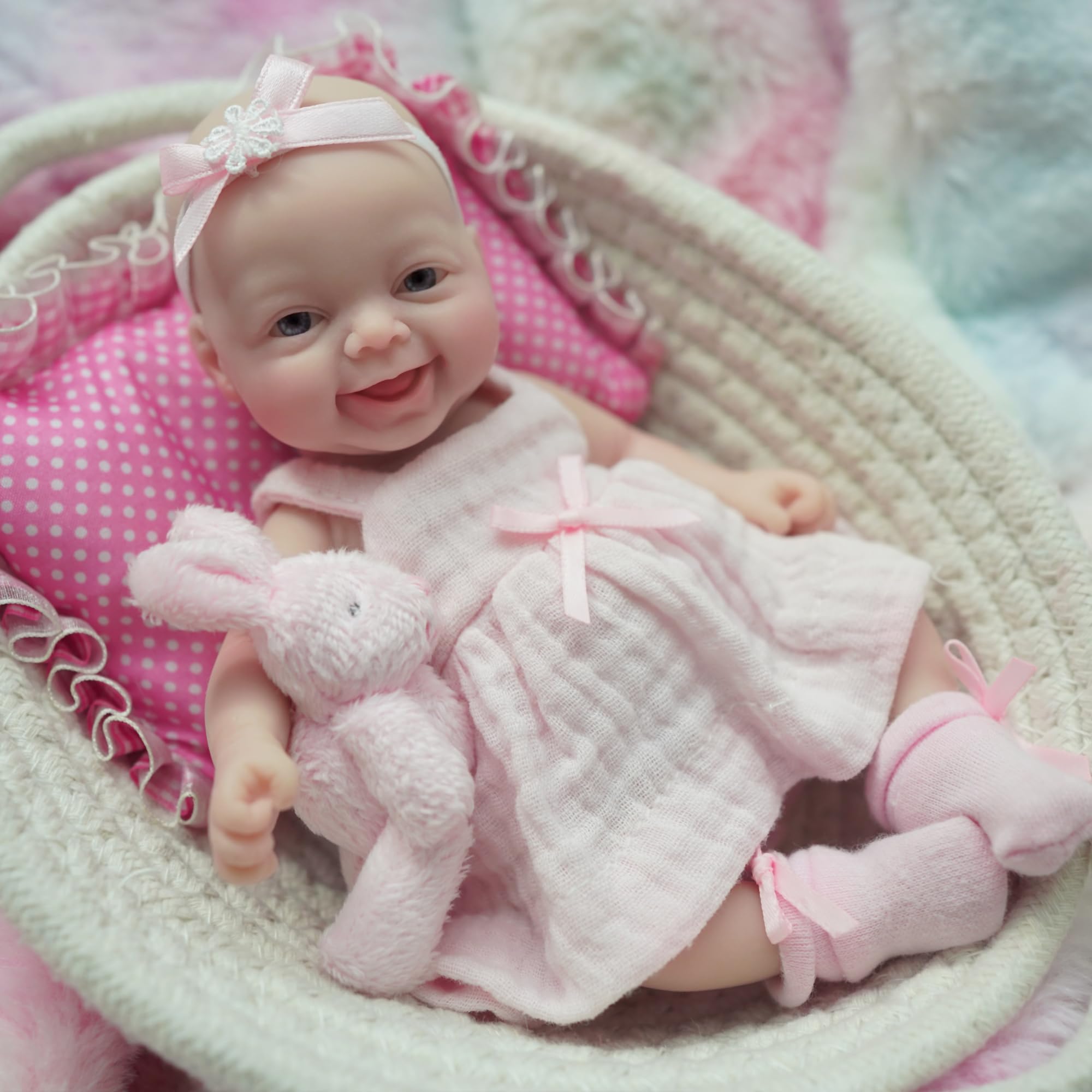 Reborn Baby Doll Silicone Realistic - ตุ๊กตาซิลิโคนขนาดเล็ก 7 นิ้ว พร้อมชุดเดรสสีชมพู ตุ๊กตาเสมือนจริงสำหรับนักสะสมและผู้ที่มีอายุ 14